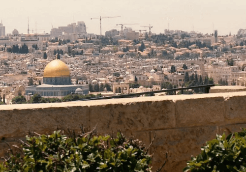 Orar por Israel em Jerusalem ao fundo
